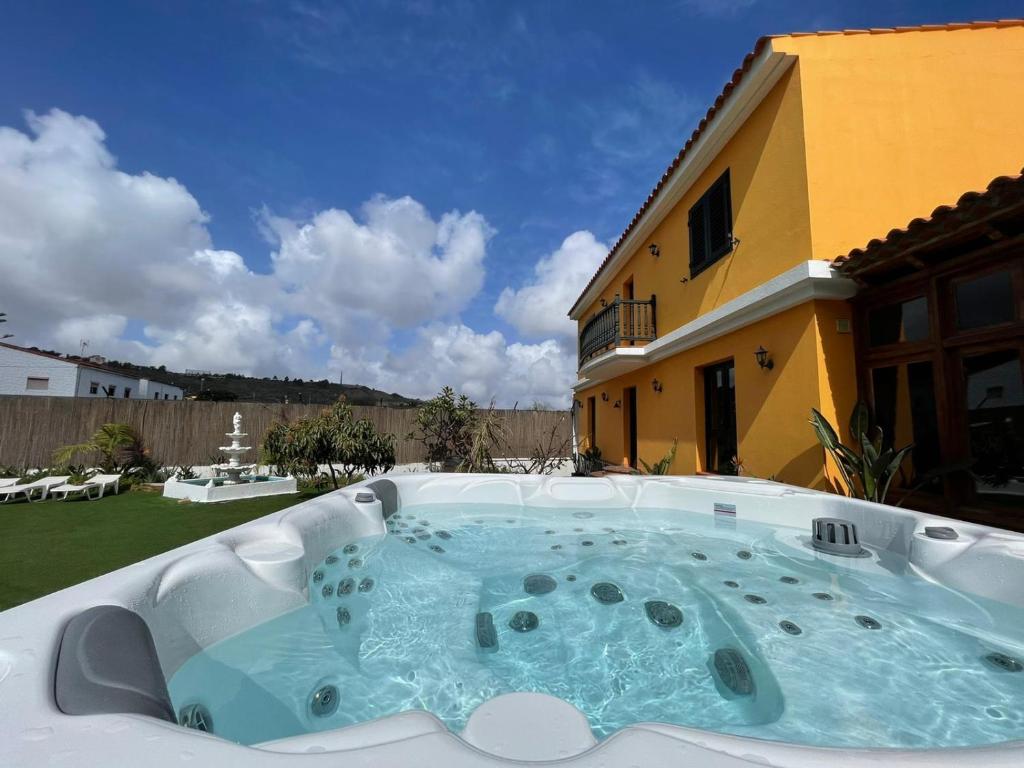 una bañera de hidromasaje en el patio trasero de una casa en Villa Tijuana - Jacuzzi, Playa y Naturaleza en Gran Canaria, en Las Palmas de Gran Canaria