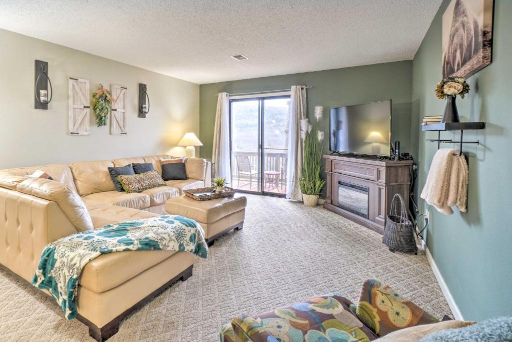 Et tv og/eller underholdning på Resort Condo in Branson with Mountain and Lake Views!