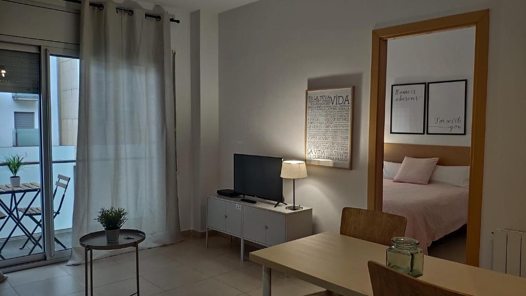 uma sala com um quarto com uma cama e um espelho em Apartament Artau 2 em Girona