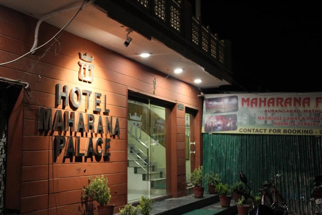 un hotel con un cartel en el lateral de un edificio en Hotel Maharana Palace, en Mathura