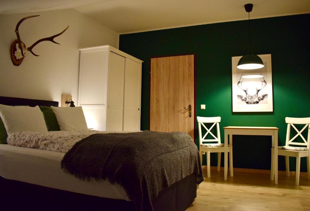 Un dormitorio con una cama y una pared verde. en Gosau Apartment 407, en Gosau