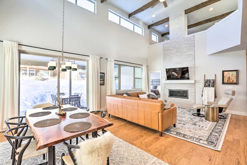 una sala de estar con una mesa y un sofá en Hike and Ski Stunning Home with Hot Tub in Granby!, en Granby