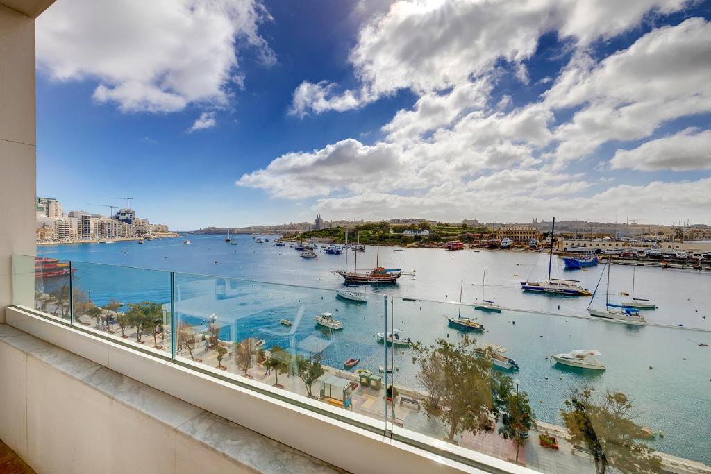 スリーマにあるDeluxe Apartment with Valletta and Harbour Viewsの港の景色を望むバルコニーが備わります。