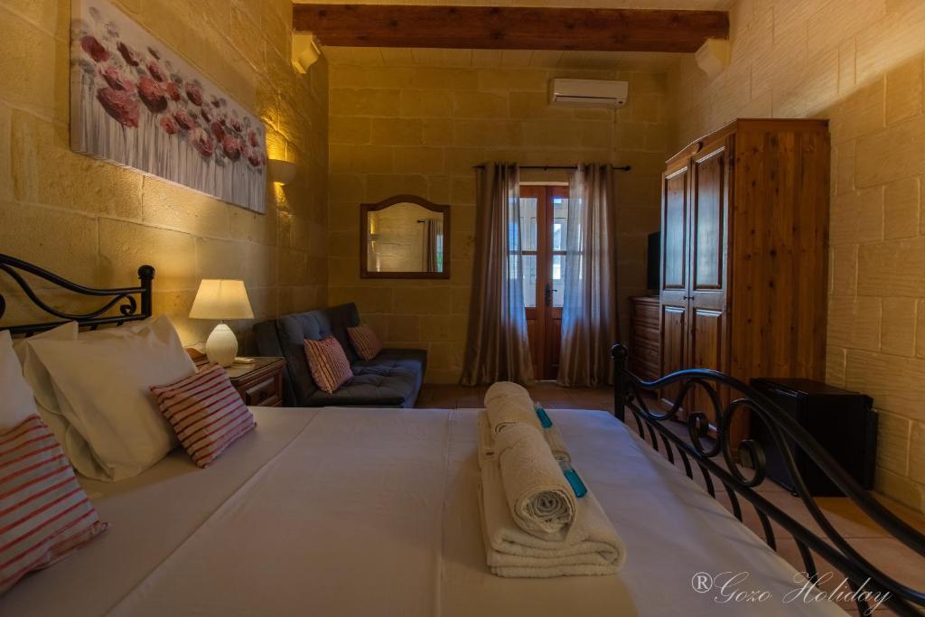 Letto o letti in una camera di Lellux Qala