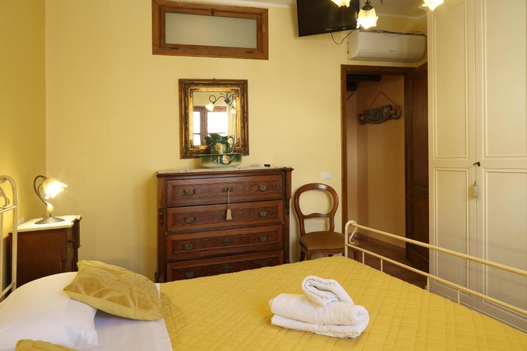A bed or beds in a room at Casa Antico Borgo Cuseni