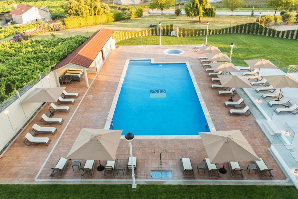Bazén v ubytování Apartamentos Dena nebo v jeho okolí