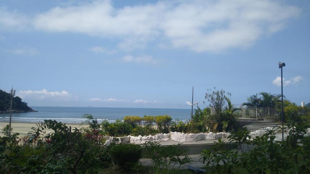 Blick auf den Strand und das Meer in der Unterkunft Apartamento de frente a Praia, pé na areia com wi-fi LOFTJM com 01 vaga de garagem sujeita a disponibilidade in Santos