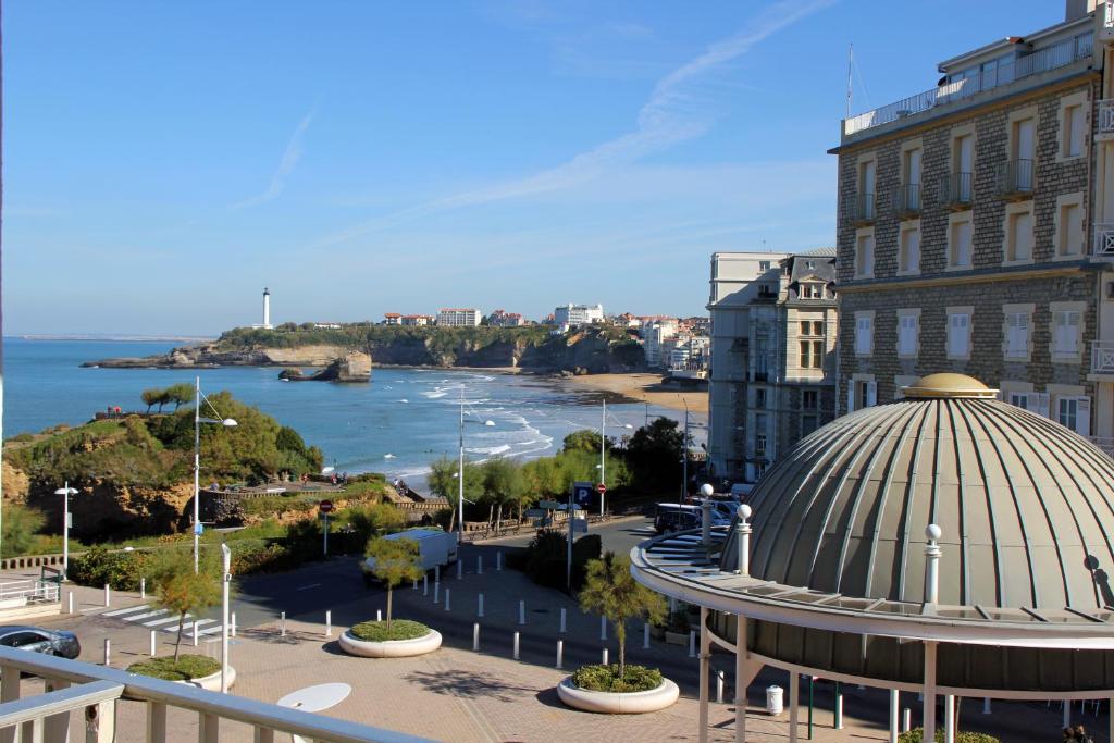 vista su una città con un fiume e un edificio di Hotel De L'Océan a Biarritz