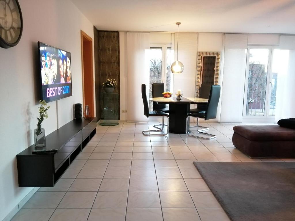 een woonkamer met een tafel en een bank bij Schicke 2 Zimmer Wohnung nah an Stuttgart Messe Flughafen in Ostfildern