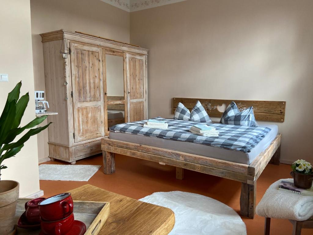 um quarto com uma cama e um armário de madeira em St.Moritz -Quadenschönfeld em Möllenbeck