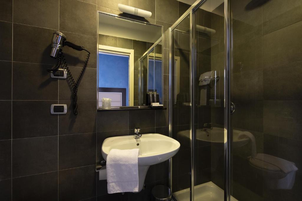 Koupelna v ubytování Hotel Five