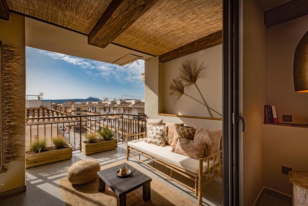 - Balcón con sofá y mesa en New Port Jávea, en Jávea