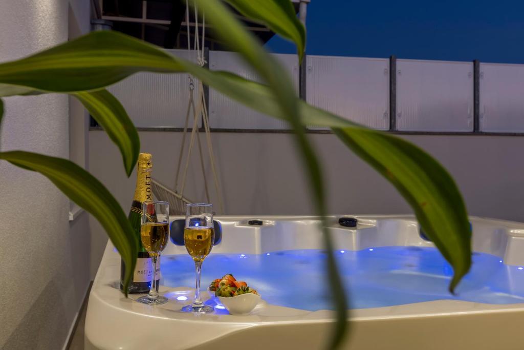 Nápoje v ubytovaní Luxury rooftop apartment Zalato