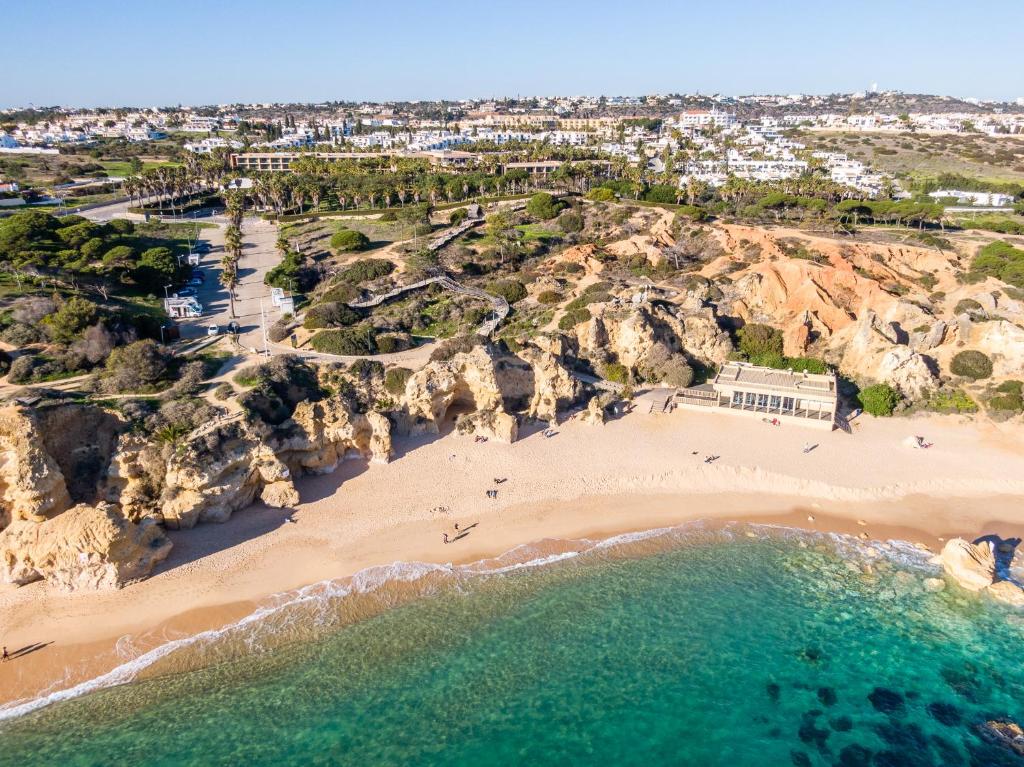 una vista aérea de una playa con rocas en Beach Praia - Sleep 5 - Pool - Free wi-fi - Air Con en Albufeira