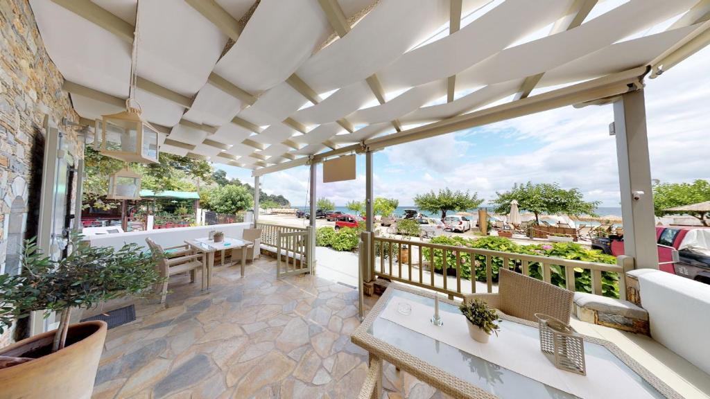 a patio with a view of a parking lot at Studios Yalos in Chorefto