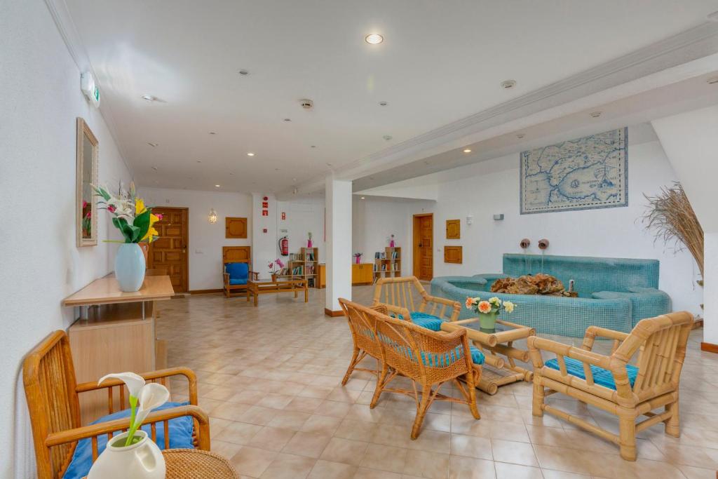 Uma área de estar em Old Town Beach Apartments