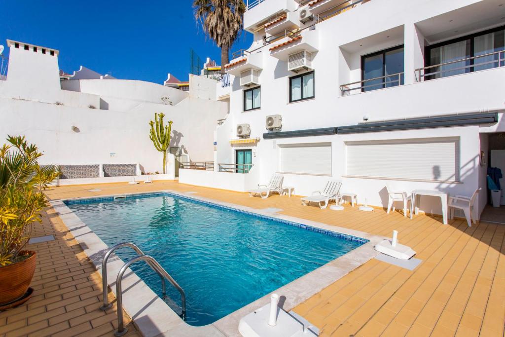 A piscina localizada em Old Town Beach Apartments ou nos arredores