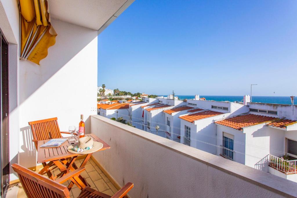 Uma vista do mar tirada do apartamento
