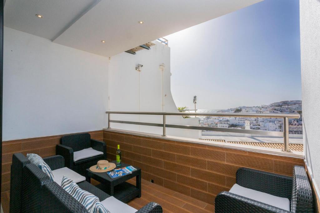 Uma área de estar em Old Town Beach Apartments
