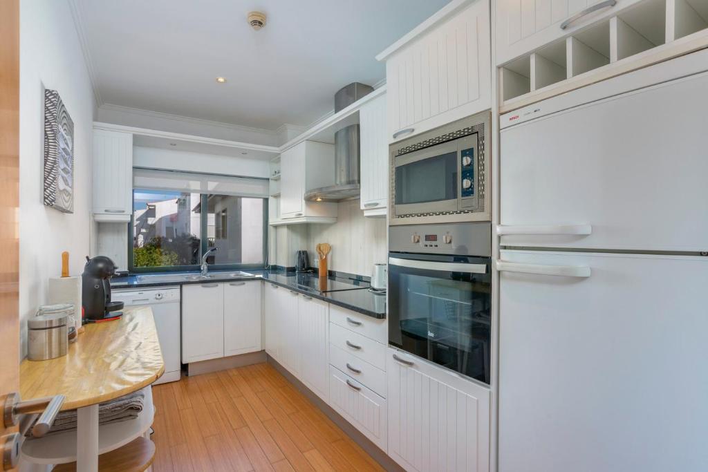 A cozinha ou cozinha compacta de Old Town Beach Apartments