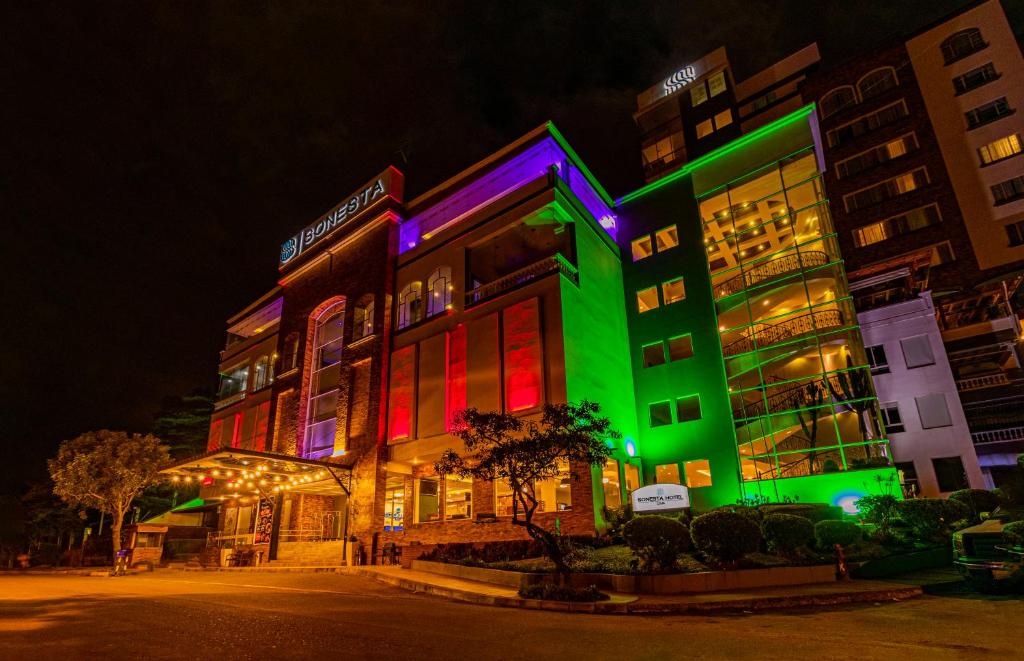 un edificio con luces de colores por la noche en Sonesta Hotel Loja, en Loja
