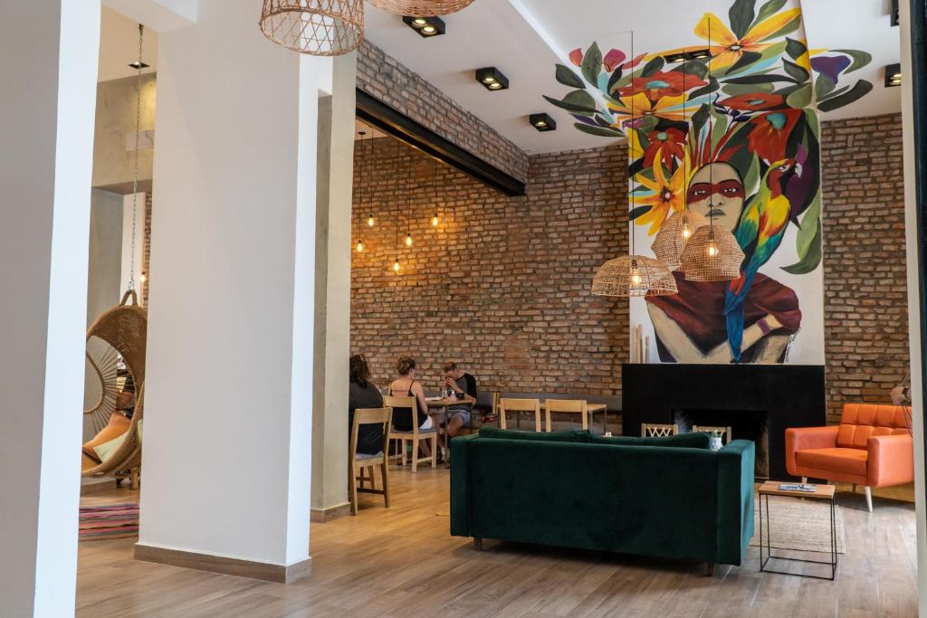 une salle à manger avec un grand tableau mural dans l'établissement Selina Salta, à Salta