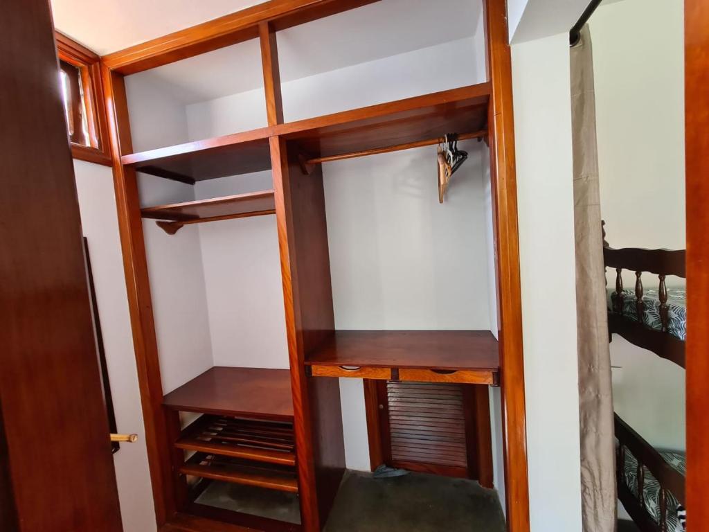 Palanda nebo palandy na pokoji v ubytování Vila Itanhaém