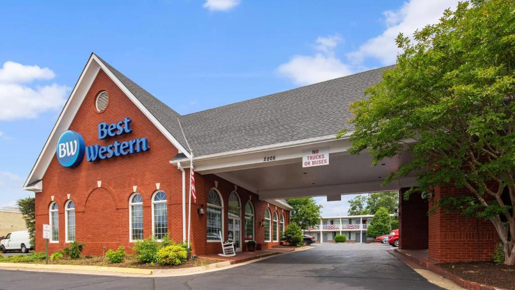 a best western building with a best western sign on it at Best Western Fredericksburg in Fredericksburg