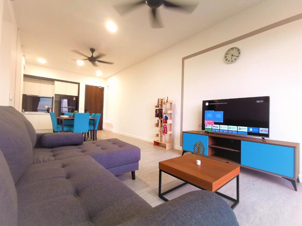 un soggiorno con divano e TV a schermo piatto di Bell Family Suite @Sepang Kota Warisan KLIA a Sepang