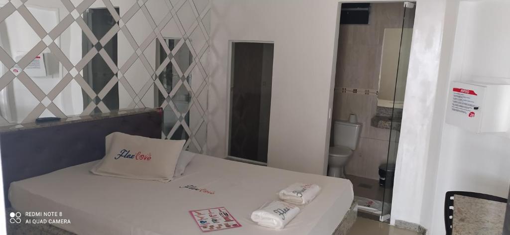 Habitación pequeña con cama y aseo en Motel Flex Love (Adults Only), en Aracaju