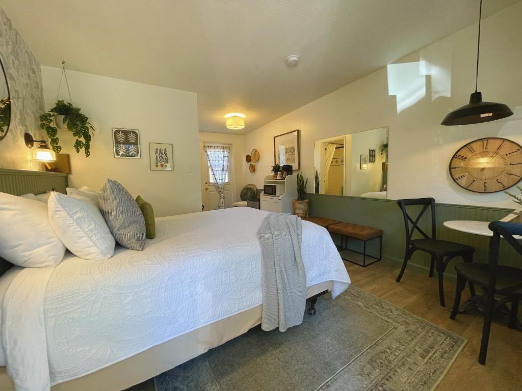 ポート・エンジェルスにあるEmerald Valley Innのベッドルーム(大きな白いベッド1台付)、キッチンが備わります。