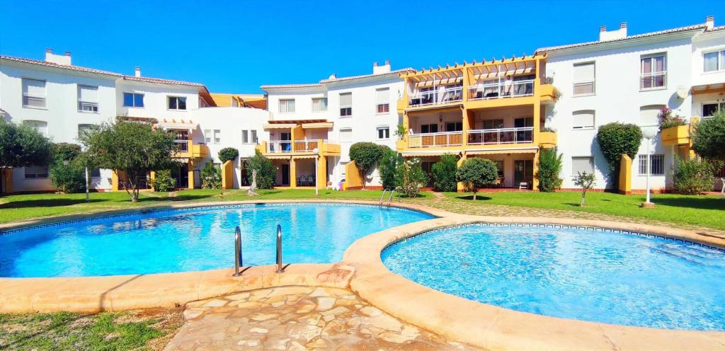 een groot zwembad voor sommige gebouwen bij Apartamento El Sueño II in Denia