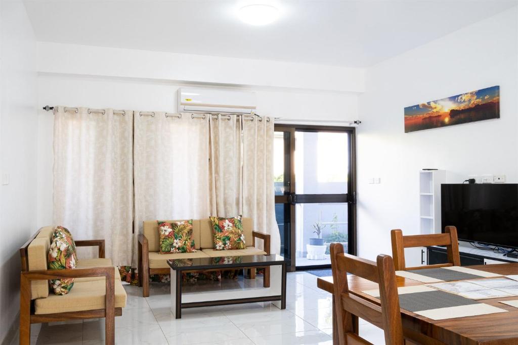 TV a/nebo společenská místnost v ubytování Coastal Suites Fiji
