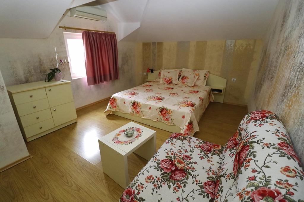- une petite chambre avec 2 lits et une table dans l'établissement Даунтаун Велико Търново, à Veliko Tarnovo