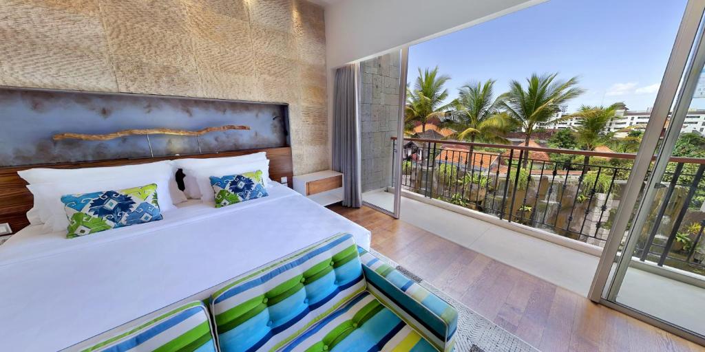 Postel nebo postele na pokoji v ubytování TS SUITES Seminyak Bali