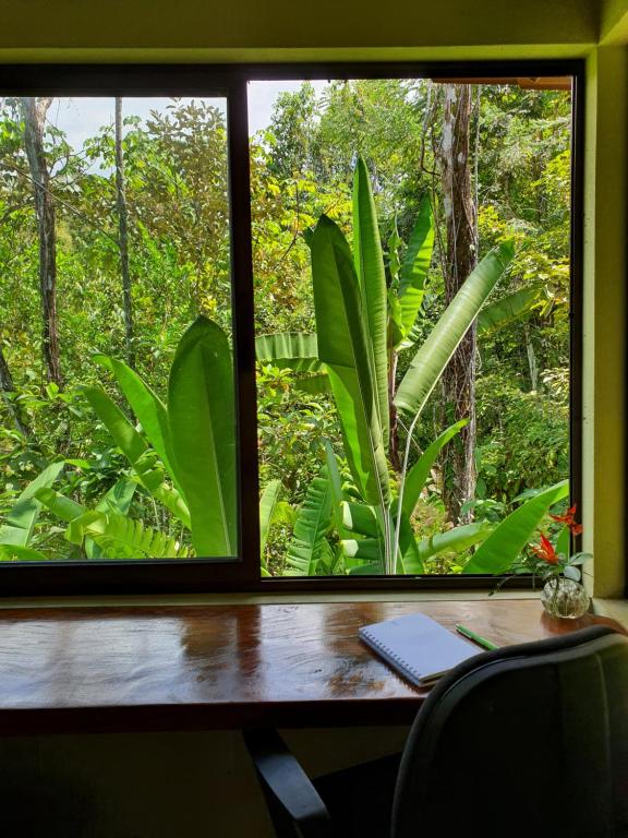 ventana en una habitación con escritorio y ordenador en Cabina Gan Eden - Walking distance from river, en Portalón