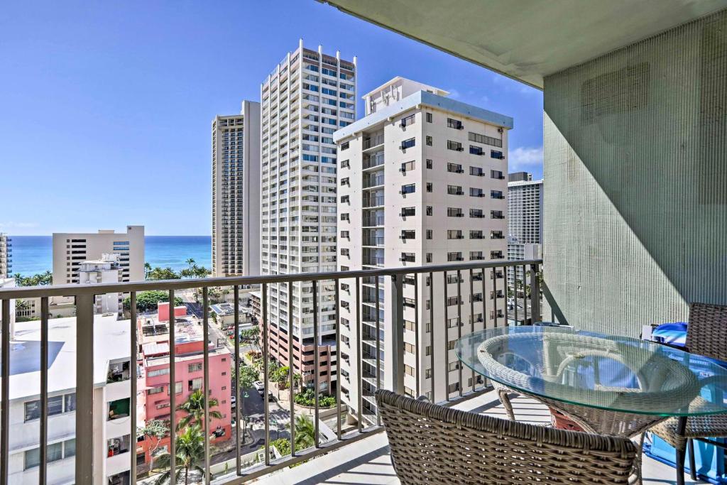 Foto dalla galleria di 15th Floor Condo with Lanai, 2 Blocks to Beach! a Honolulu