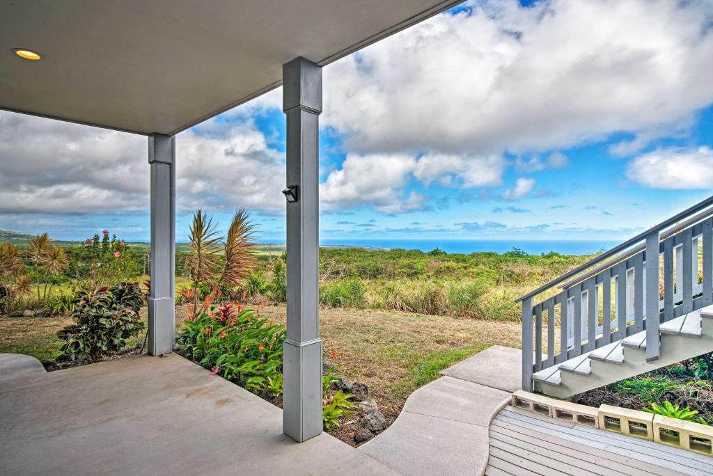 Naalehu的住宿－The Aloha Green House Retreat with Ocean Views!，从房子的门廊上可欣赏到风景
