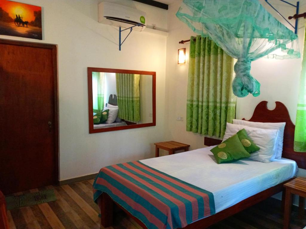 Postel nebo postele na pokoji v ubytování Hideaway Homestay Habarana