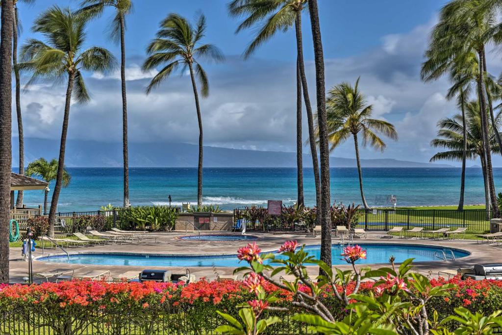Bazén v ubytování Lahaina Resort Retreat with Pool and Ocean Views! nebo v jeho okolí