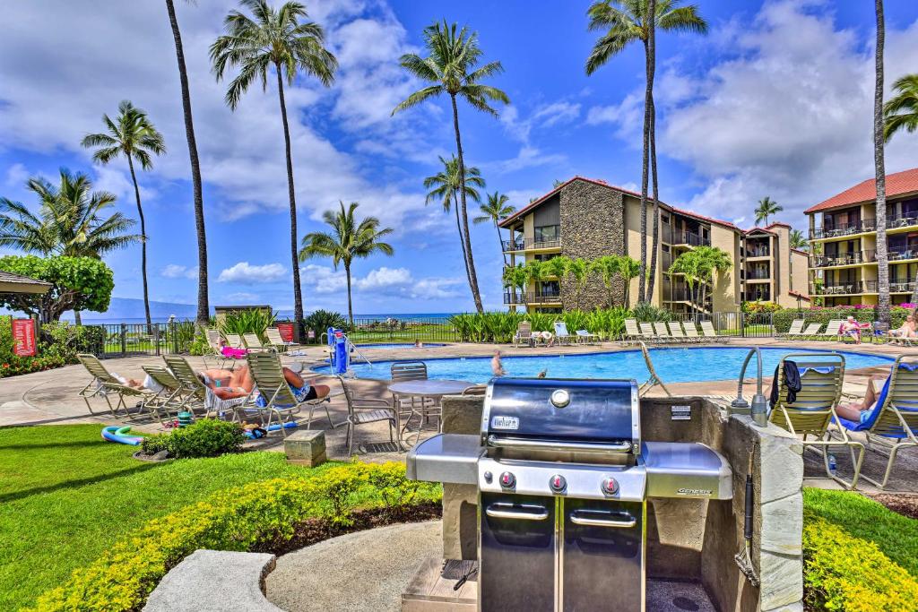 Bazén v ubytování Lahaina Resort Retreat with Pool and Ocean Views! nebo v jeho okolí