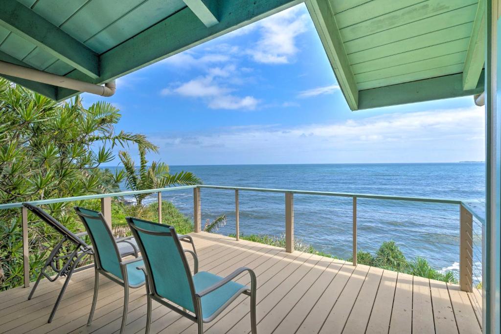 balkon z 2 krzesłami i oceanem w obiekcie Hilo Home with Private Deck and Stunning Ocean Views! w mieście Hilo