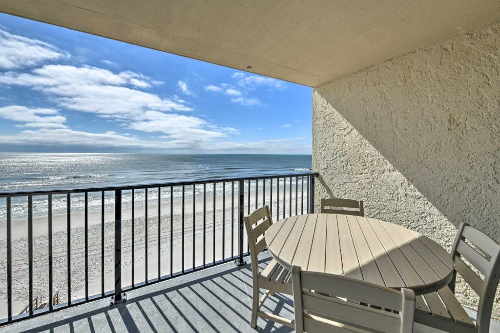 Uma varanda ou terraço em Exquisite Orange Beach Condo with Pool and Ocean Views