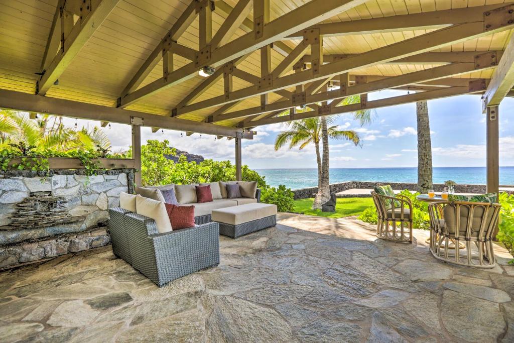 Fotografie z fotogalerie ubytování Elegant Oceanfront Villa with Lanai and Bar! v destinaci Waianae