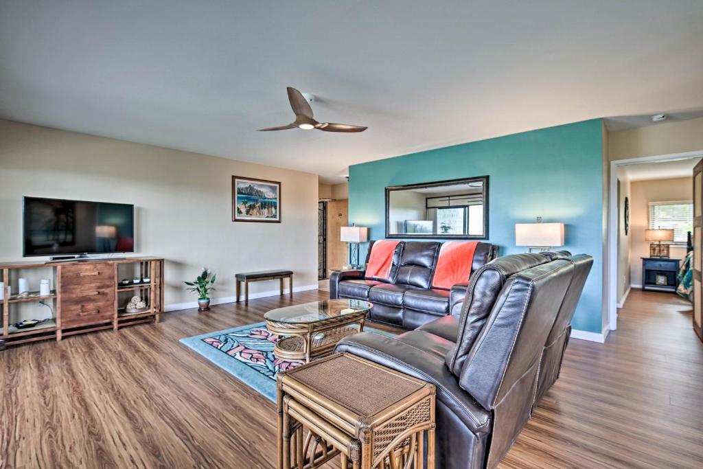 TV a/nebo společenská místnost v ubytování Kailua-Kona Condo with Pool and Ocean Views