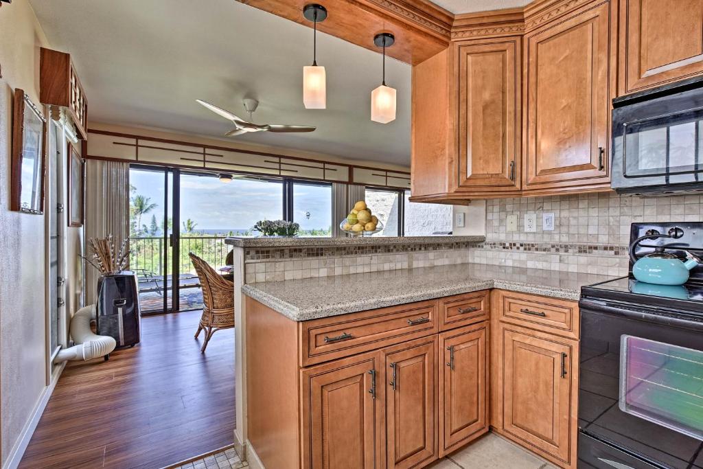 Kuchyň nebo kuchyňský kout v ubytování Kailua-Kona Condo with Pool and Ocean Views