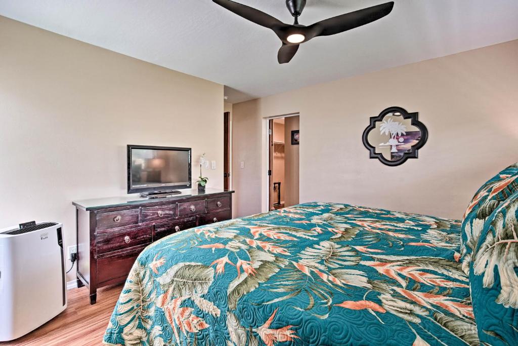 Postel nebo postele na pokoji v ubytování Kailua-Kona Condo with Pool and Ocean Views