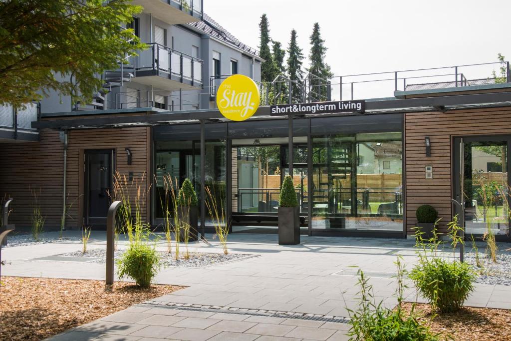 un edificio con una señal de stop delante de él en The Stay.residence en Múnich