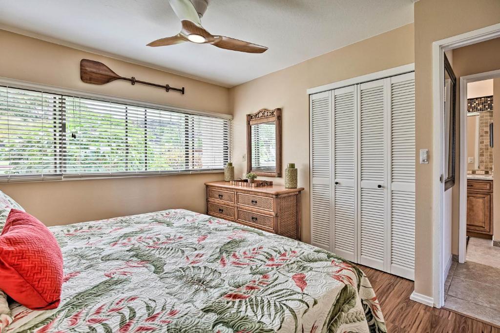 Postel nebo postele na pokoji v ubytování Kailua-Kona Condo with Pool and Ocean Views