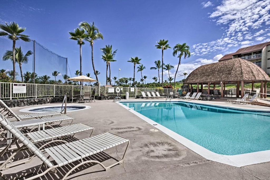 Bazén v ubytování Kailua-Kona Condo with Pool and Ocean Views nebo v jeho okolí